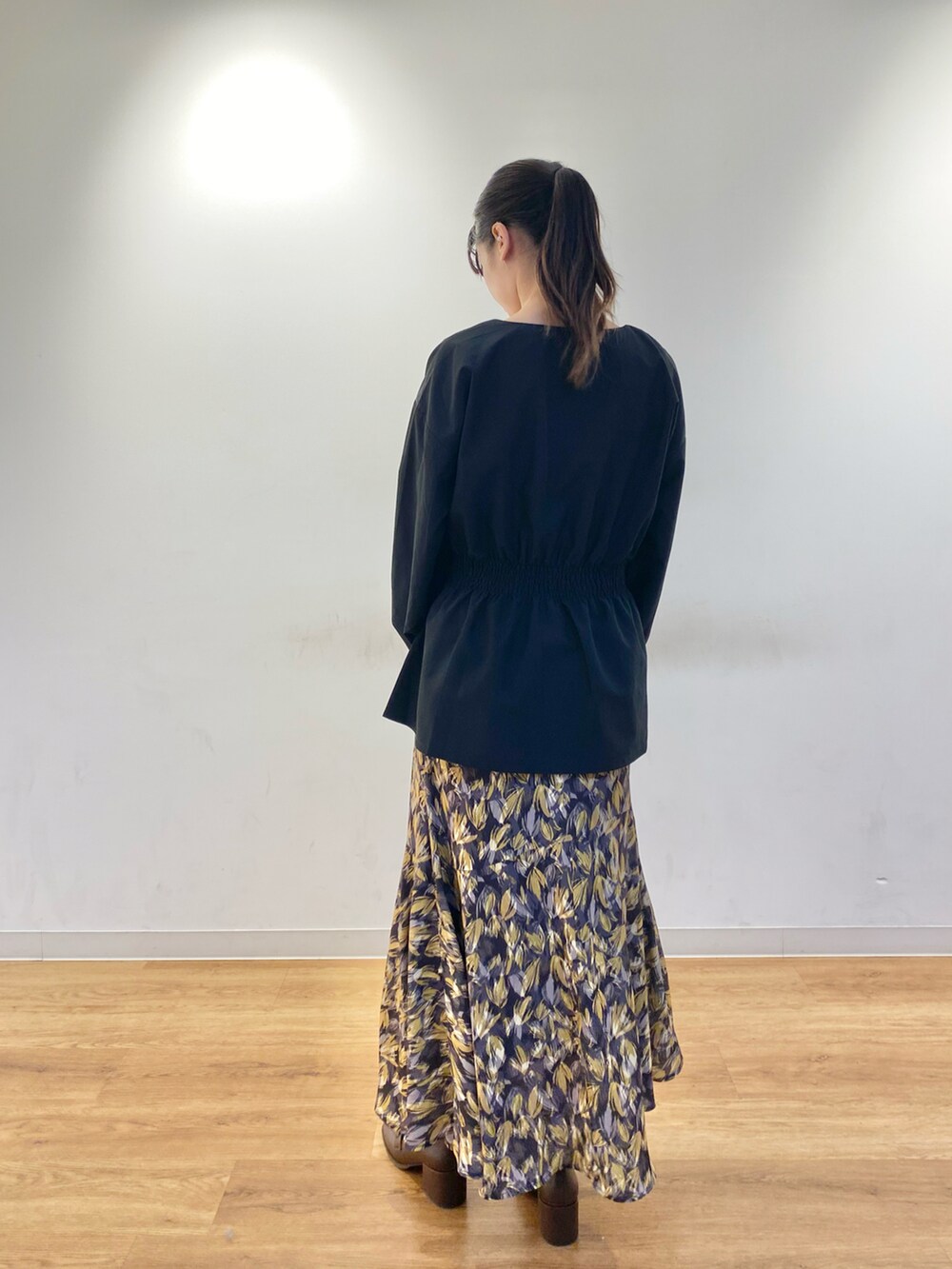 ブラック系のシャツ/ブラウス、グリーン系のトートバッグ、ブラウン系のローファーを着用したレディースの冬コーディネートの3枚目の写真