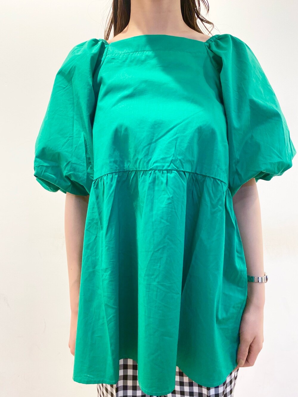 グリーン系のシャツ/ブラウス、ホワイト系のローファー、ブラック系のトートバッグを着用したレディースの春コーディネートの3枚目の写真