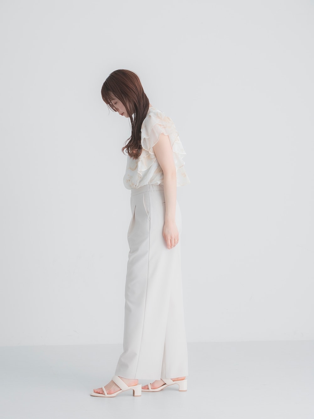 ホワイト系のシャツ/ブラウス、ブラック系のショルダーバッグ、ホワイト系のサンダルを着用したレディースの春コーディネートの7枚目の写真