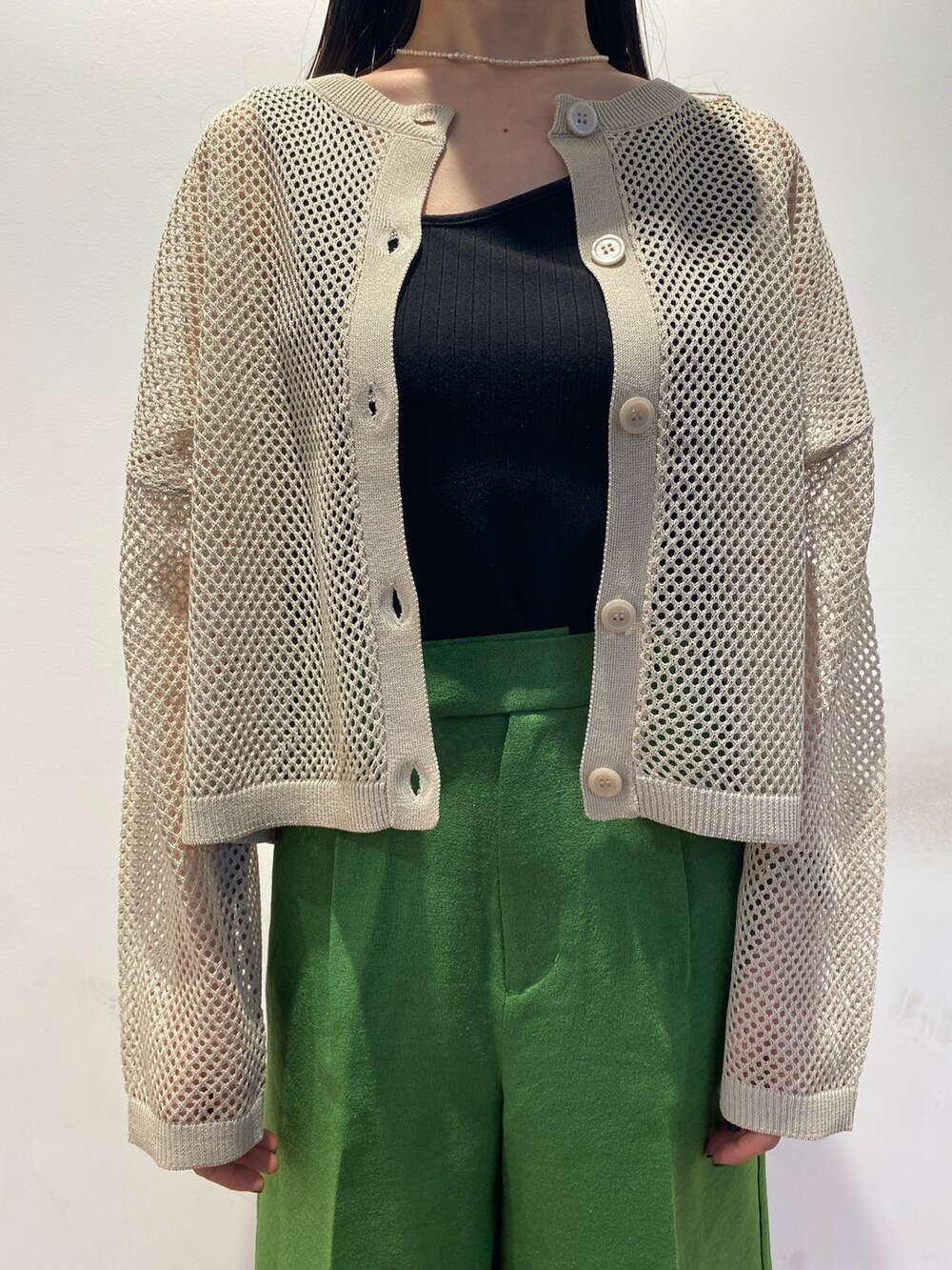 ベージュ系のカーディガン/ボレロ、グリーン系のその他パンツ、ブラック系のサンダルを着用したレディースの夏コーディネートの3枚目の写真