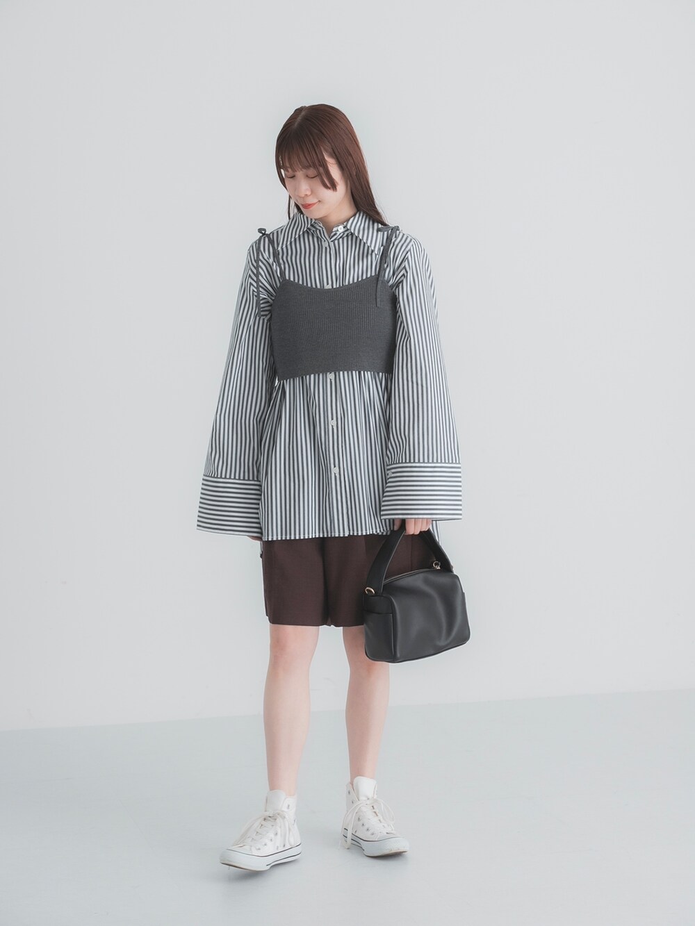 その他のシャツ/ブラウス、グレー系のベスト、ホワイト系のスニーカーを着用したレディースの春コーディネートの2枚目の写真