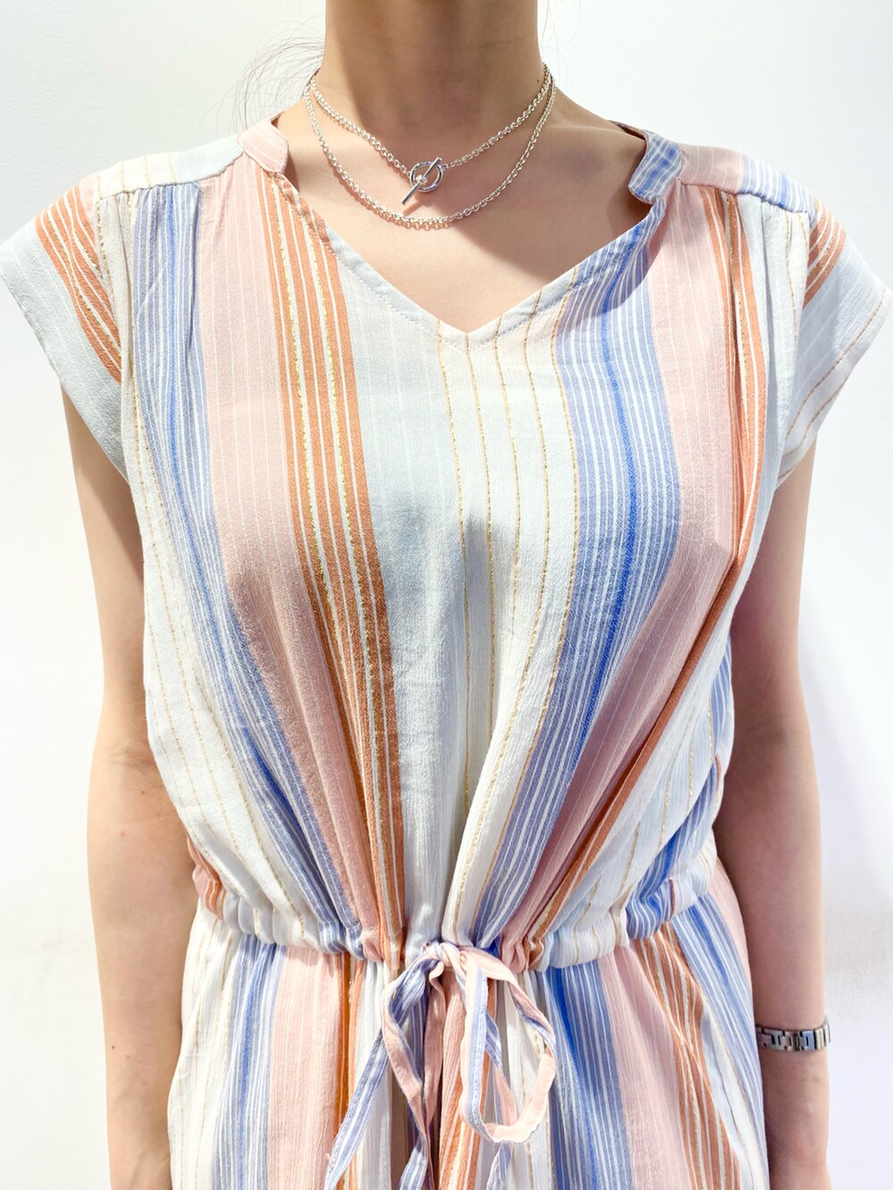 ホワイト系のワンピース/ドレス、ブラウン系のショルダーバッグ、ホワイト系のサンダルを着用したレディースの夏コーディネートの4枚目の写真