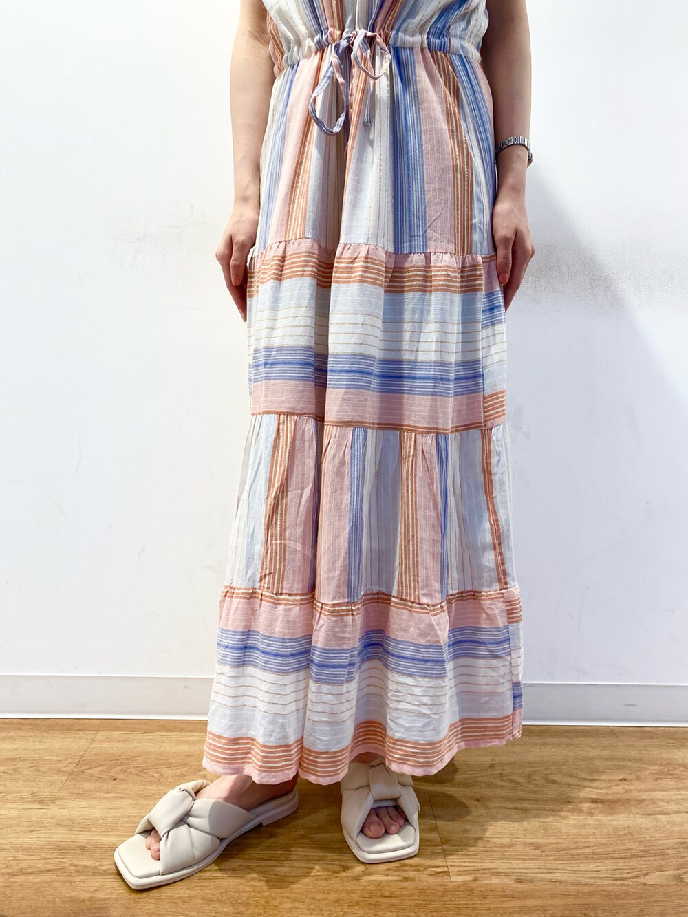 ホワイト系のワンピース/ドレス、ブラウン系のショルダーバッグ、ホワイト系のサンダルを着用したレディースの夏コーディネートの5枚目の写真