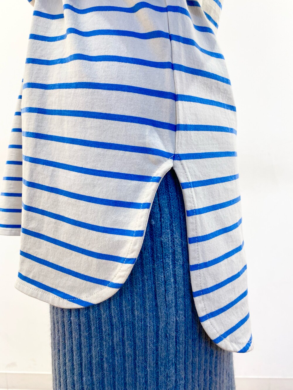 ブルー系のTシャツ/カットソー、ブラック系のボストンバッグ、ホワイト系のその他シューズを着用したレディースの冬コーディネートの2枚目の写真