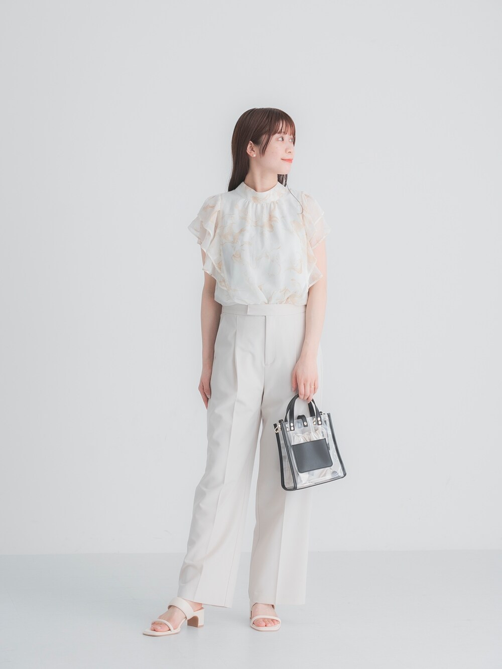 ホワイト系のシャツ/ブラウス、ブラック系のショルダーバッグ、ホワイト系のサンダルを着用したレディースの春コーディネートの4枚目の写真