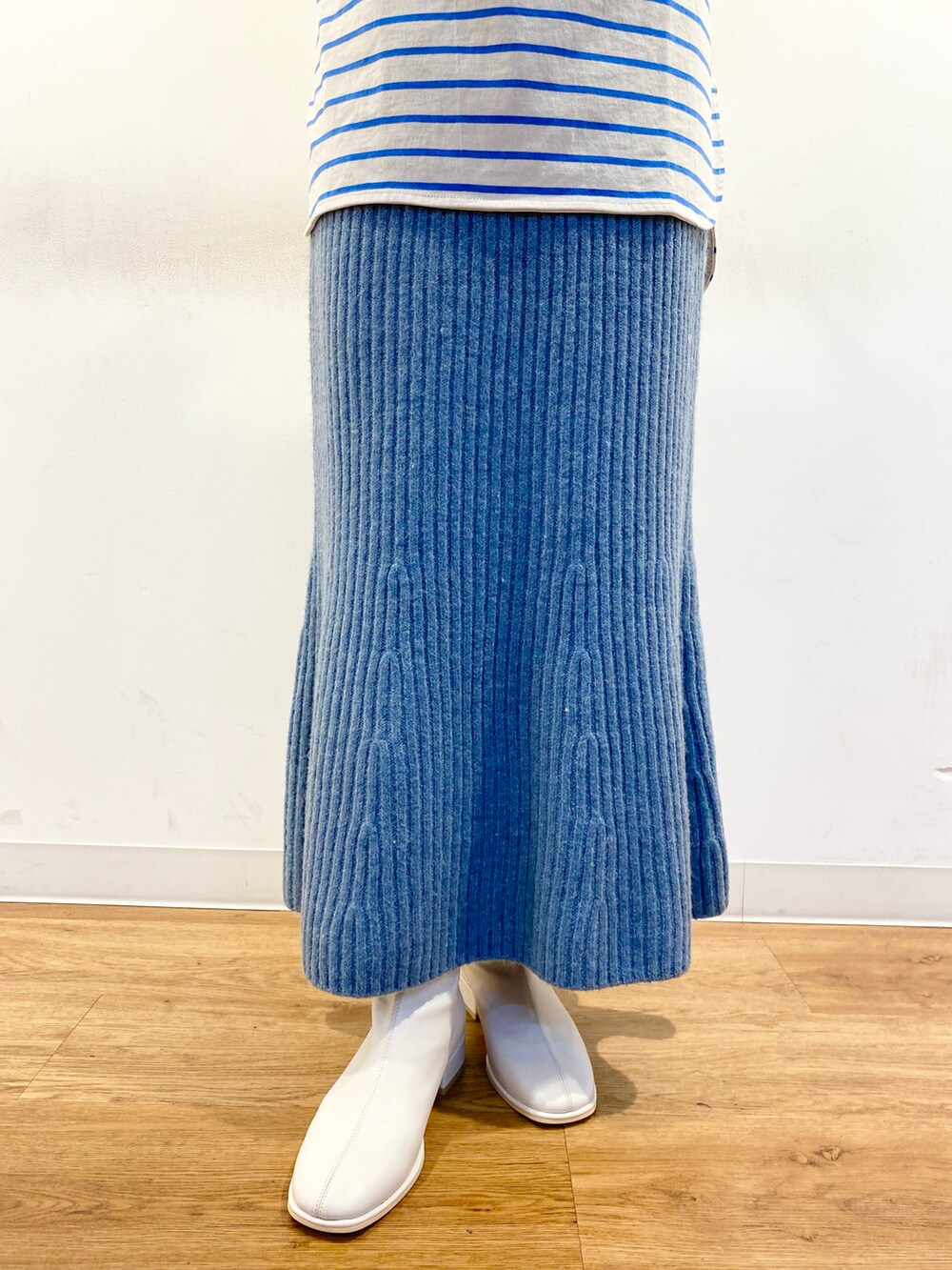 ブルー系のTシャツ/カットソー、ブラック系のボストンバッグ、ホワイト系のその他シューズを着用したレディースの冬コーディネートの3枚目の写真