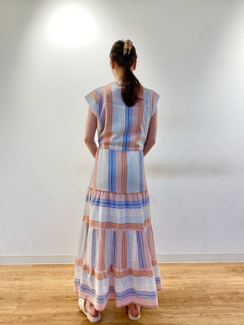 ホワイト系のワンピース/ドレス、ブラウン系のショルダーバッグ、ホワイト系のサンダルを着用したレディースの夏コーディネートの3枚目の写真