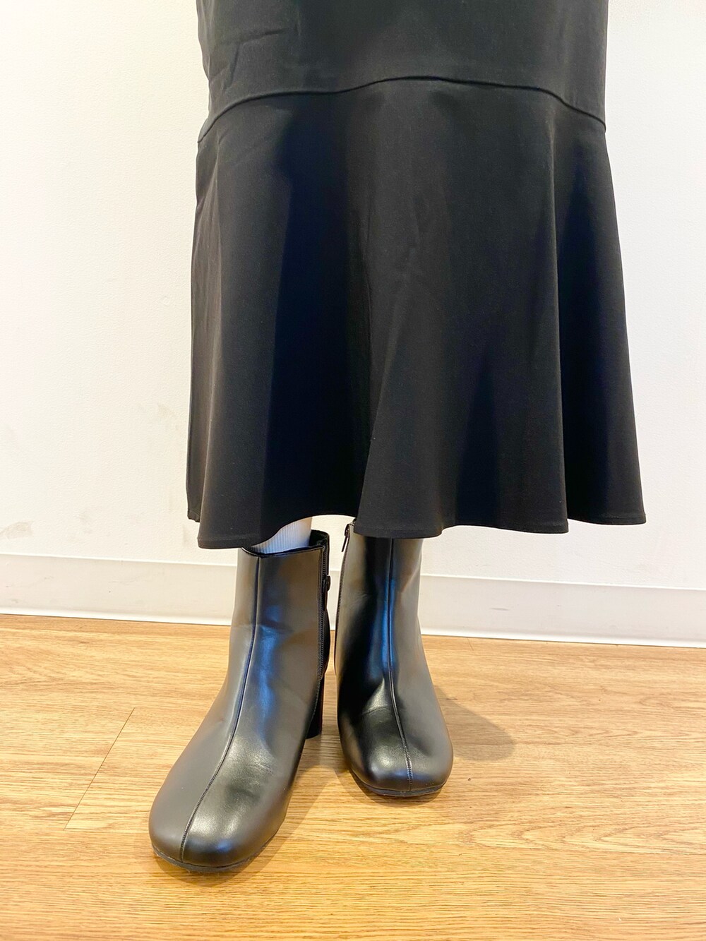 グリーン系のシャツ/ブラウス、ブラック系のスカート、ブラック系のショルダーバッグを着用したレディースの冬コーディネートの5枚目の写真