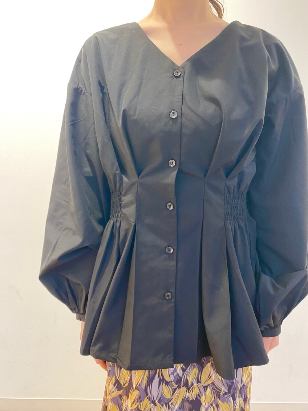 ブラック系のシャツ/ブラウス、グリーン系のトートバッグ、ブラウン系のローファーを着用したレディースの冬コーディネートの4枚目の写真