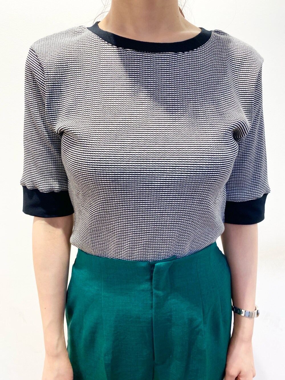 ブラック系のジャケット/アウター、ブラック系のTシャツ/カットソー、グリーン系のその他パンツを着用したレディースの春コーディネートの5枚目の写真