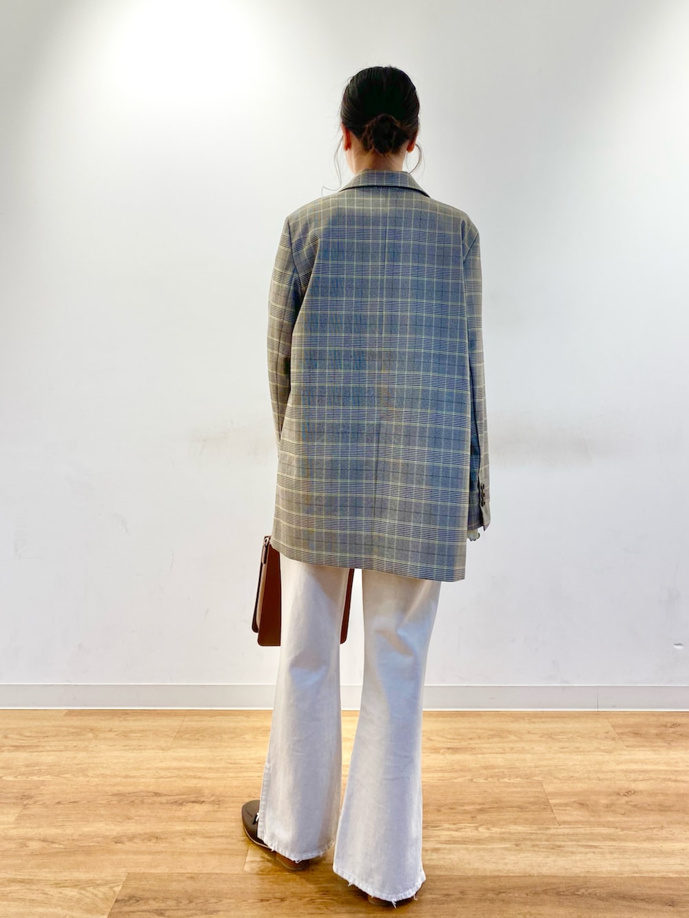 その他のテーラードジャケット、グリーン系のTシャツ/カットソー、ブラウン系のローファーを着用したレディースの冬コーディネートの3枚目の写真