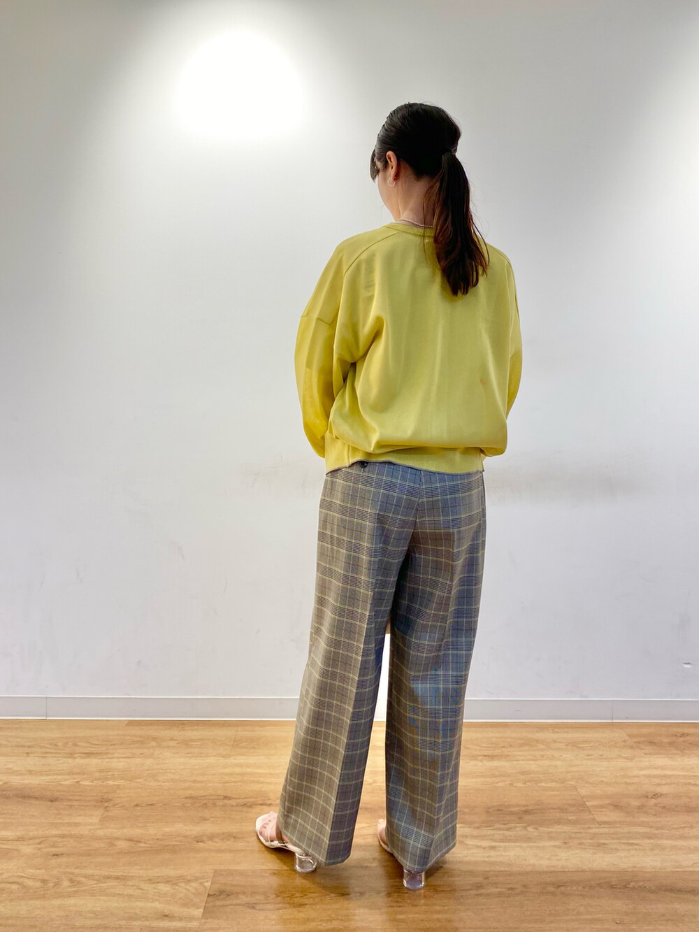 イエロー系のカーディガン/ボレロ、その他のTシャツ/カットソー、ホワイト系のサンダルを着用したレディースの春コーディネートの3枚目の写真