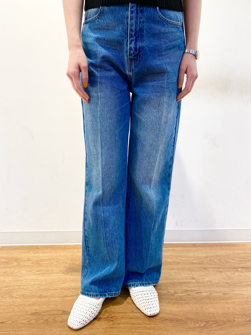 ブルー系のデニムパンツ、グリーン系のショルダーバッグ、ホワイト系のその他シューズを着用したレディースの春コーディネートの5枚目の写真
