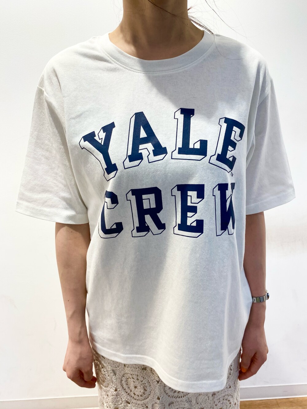 ホワイト系のスカート、ブラウン系のサンダル、ベージュ系のその他アウターを着用したレディースの春コーディネートの4枚目の写真