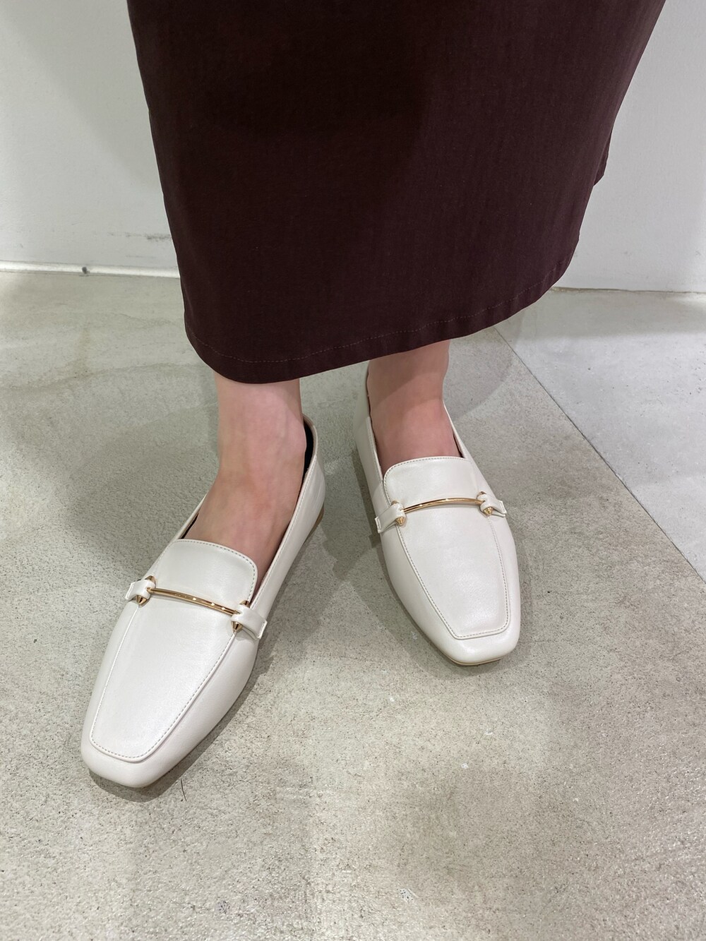 ホワイト系のショルダーバッグ、ピンク系のシャツ/ブラウス、ブラウン系のスカートを着用したレディースの夏コーディネートの3枚目の写真