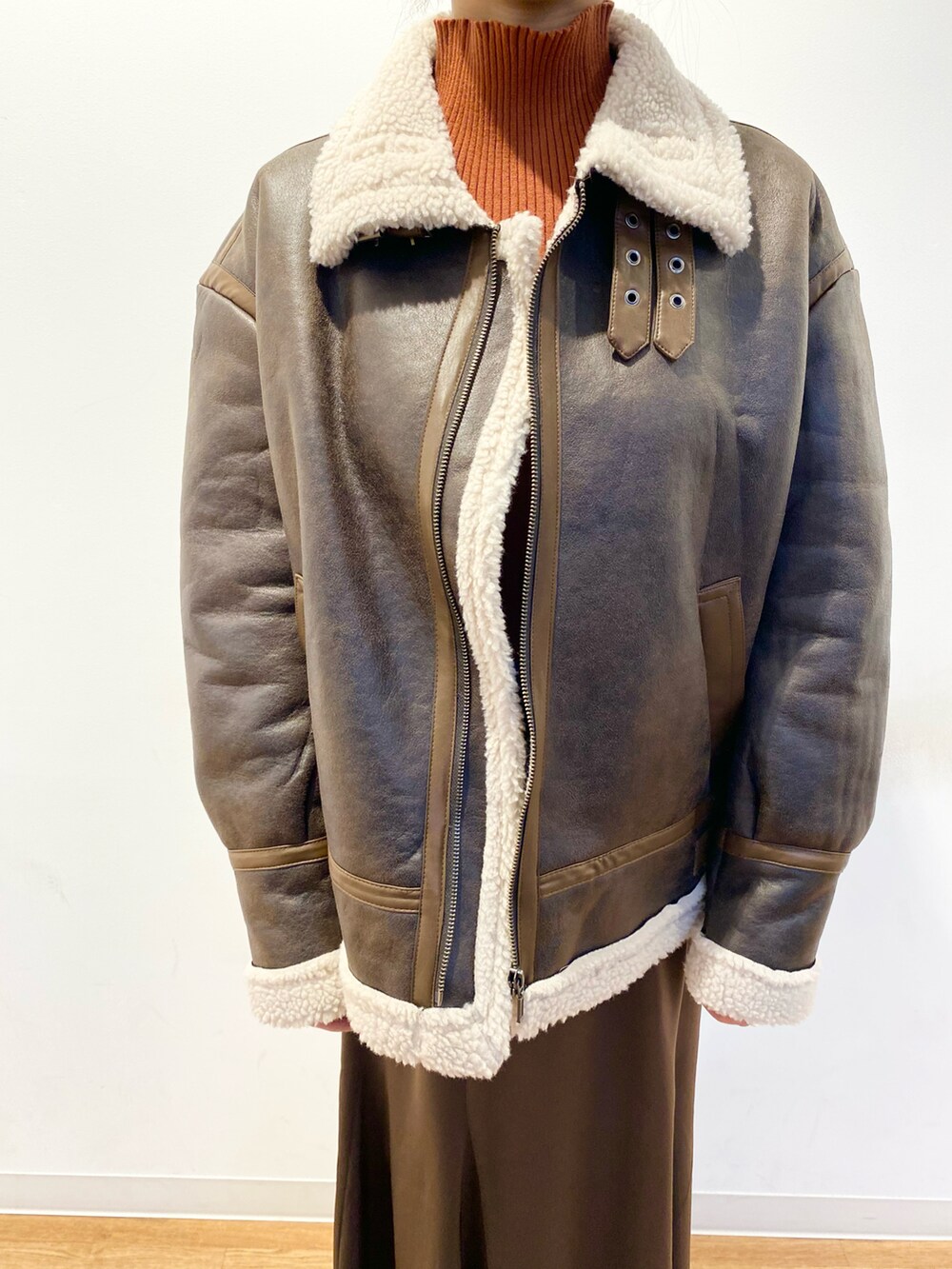 ブラウン系のスカート、ブラウン系のブルゾン、ブラウン系のブーツを着用したレディースの冬コーディネートの5枚目の写真