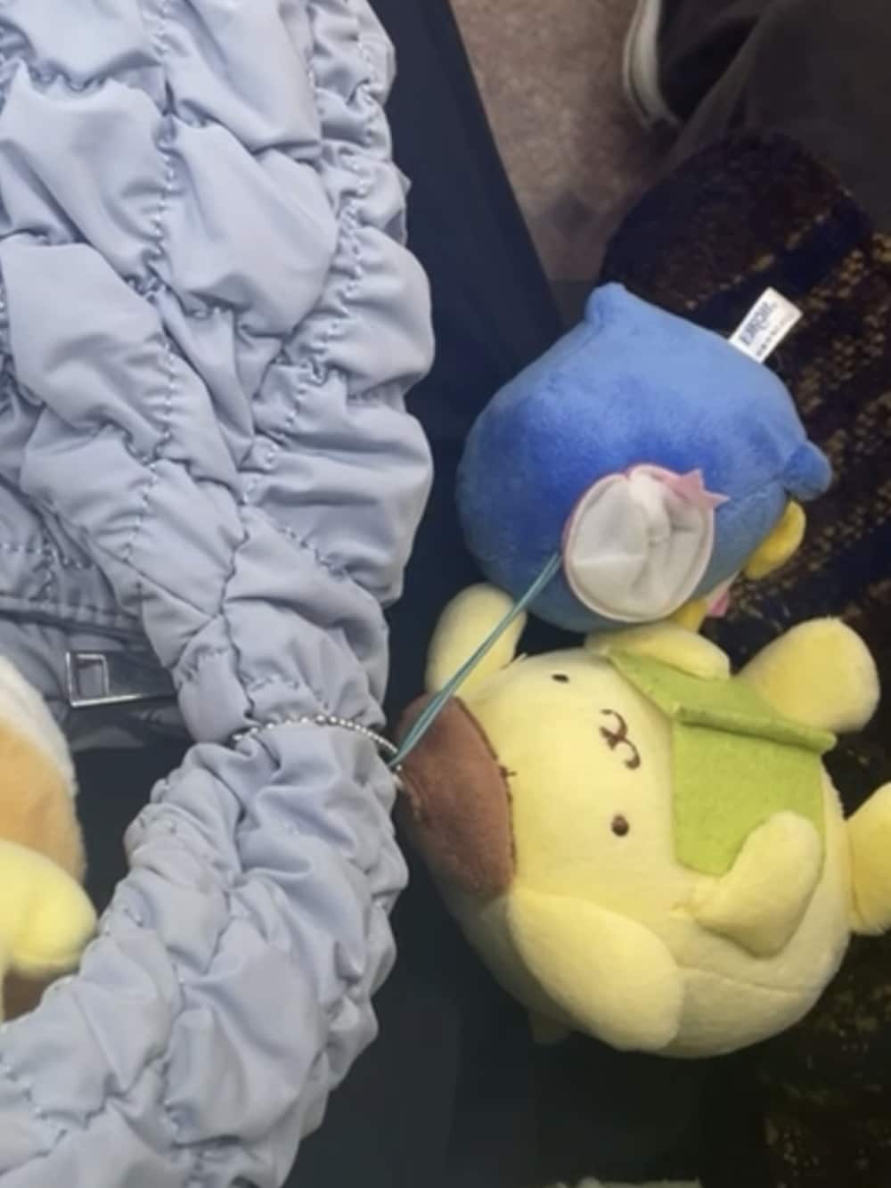 グリーン系のブルゾン、ブルー系のショルダーバッグ、ブラック系のスラックスを着用したレディースの春コーディネートの2枚目の写真