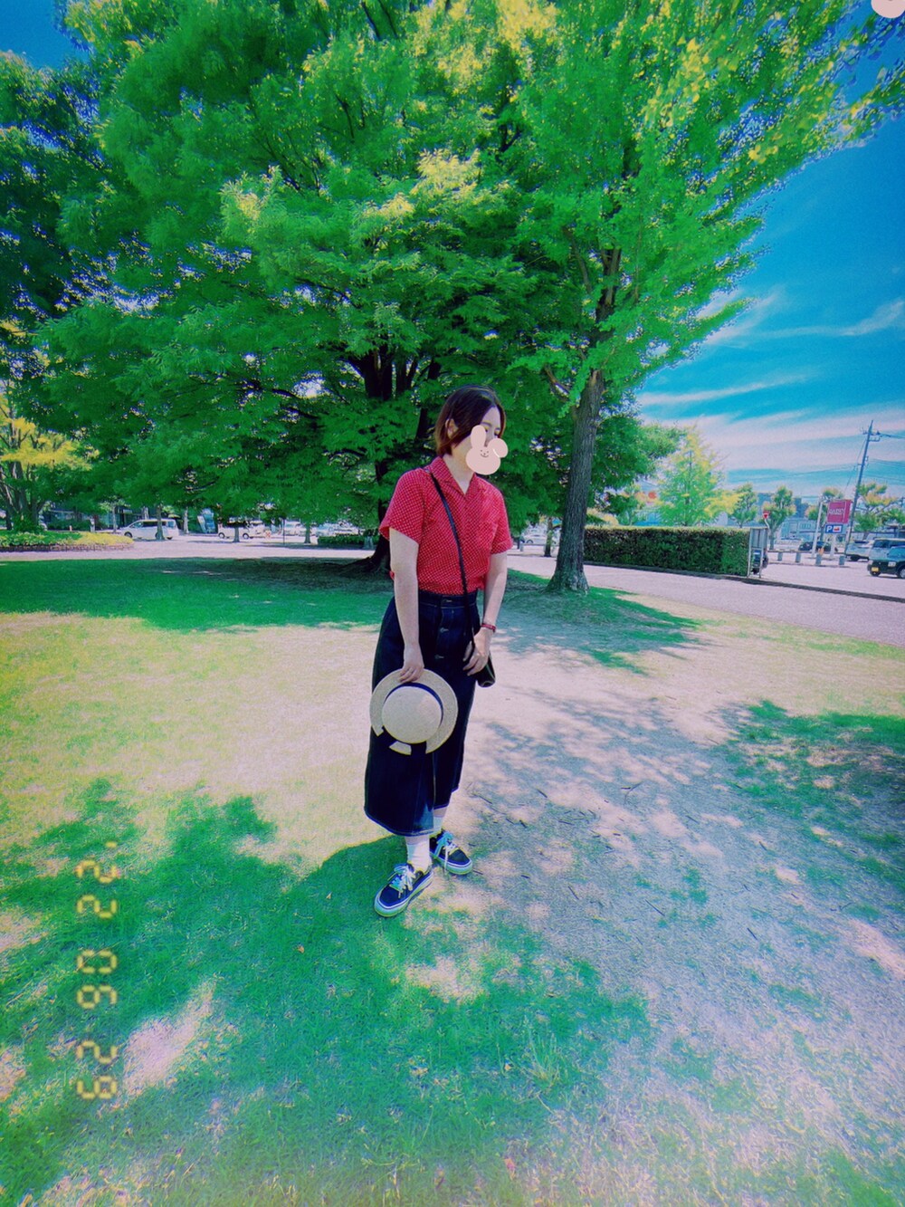 ブルー系のスカート、ブラック系のスニーカー、レッド系のシャツ/ブラウスを着用したレディースの夏コーディネートの3枚目の写真