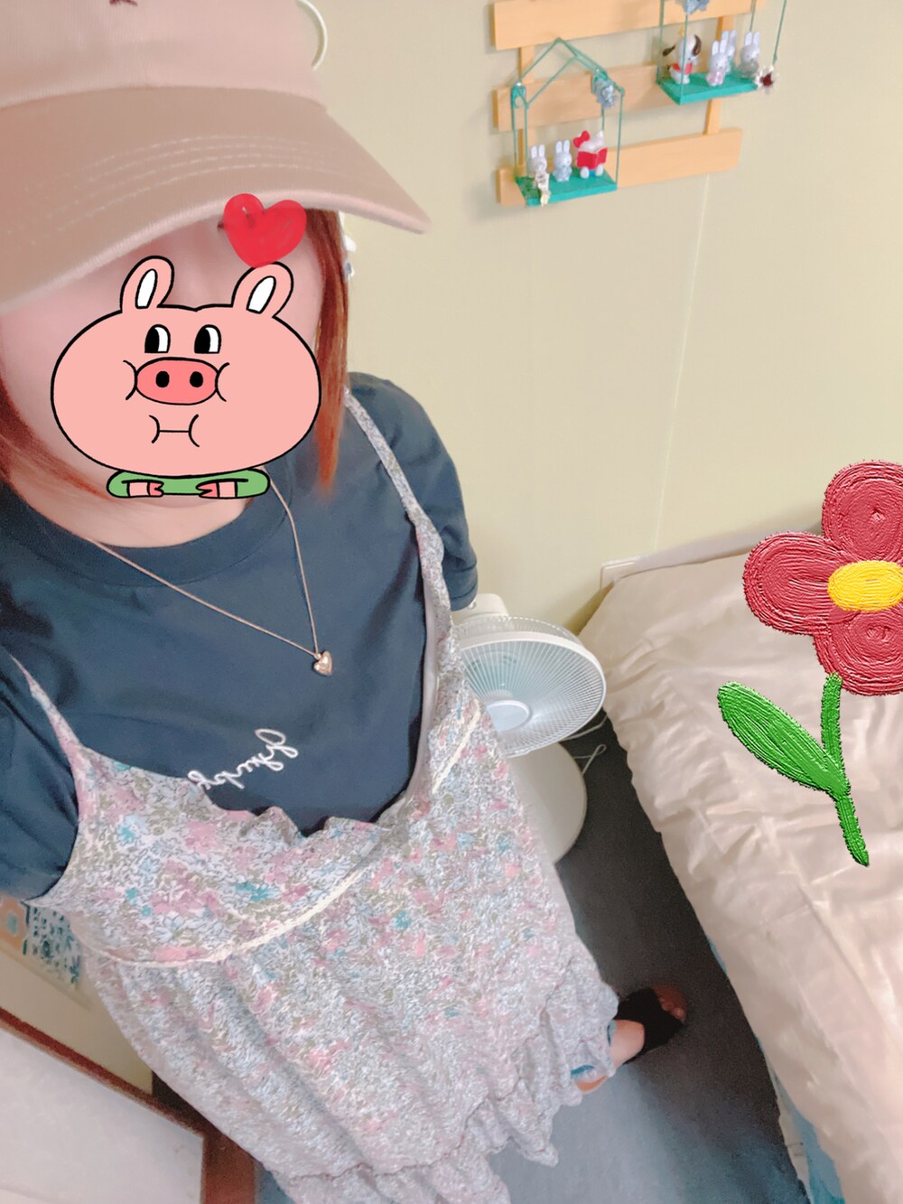 ブラック系のTシャツ/カットソー、ブルー系のデニムパンツ、ピンク系のワンピースを着用したレディースの夏コーディネートの2枚目の写真