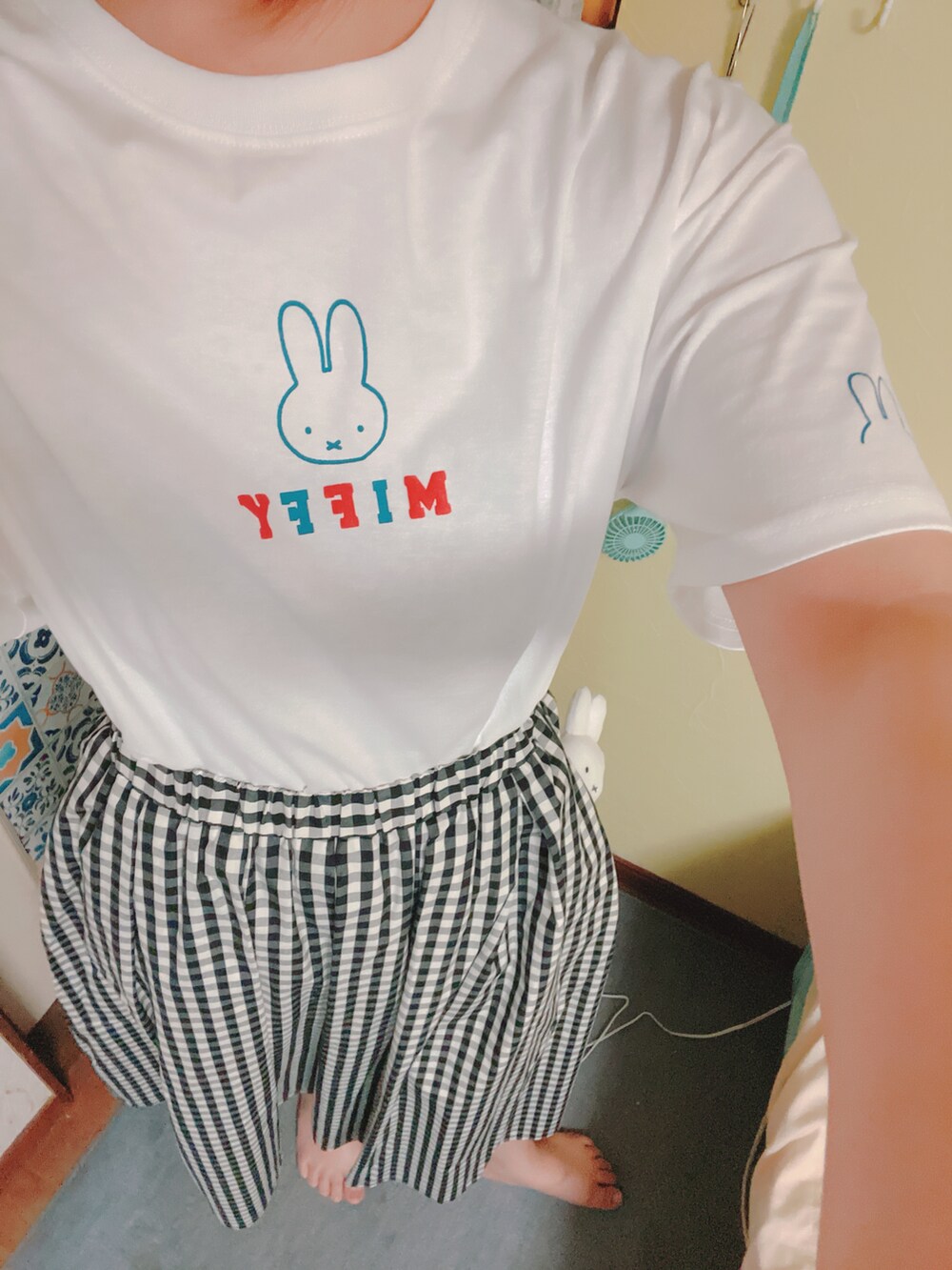 ホワイト系のTシャツ/カットソー、ブラック系のスカートを着用したレディースの夏コーディネートの2枚目の写真