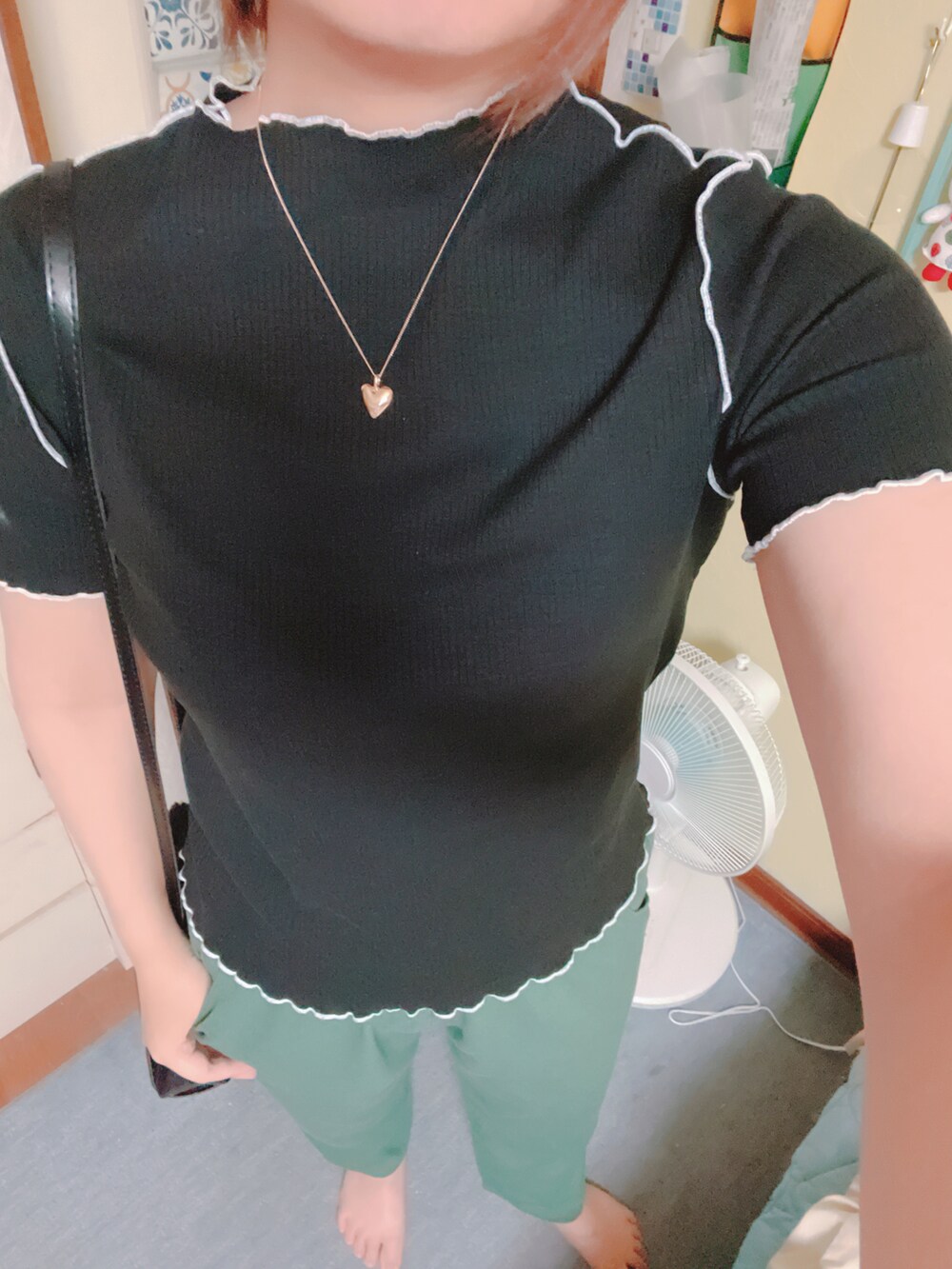 グリーン系のTシャツ/カットソー、グリーン系のパンツ、ゴールド系のネックレスを着用したレディースの夏コーディネートの2枚目の写真