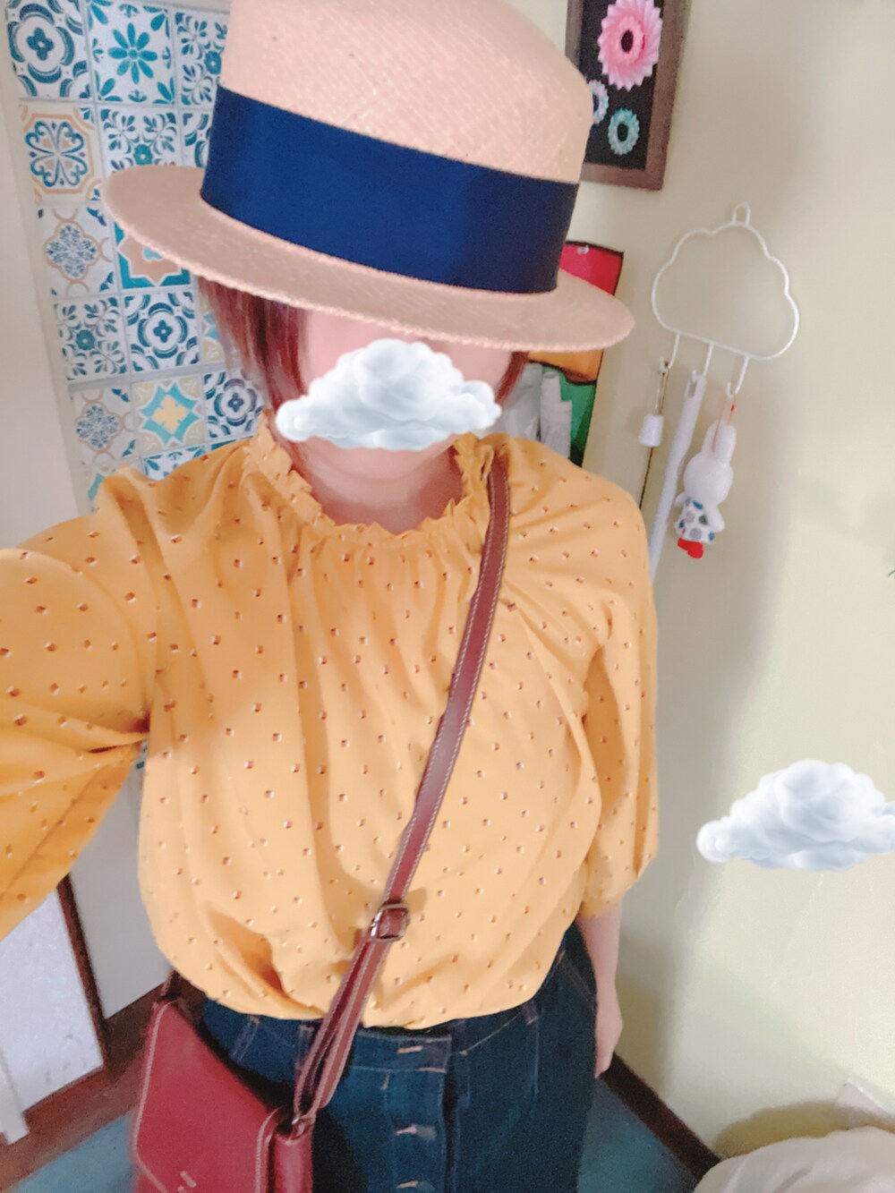 イエロー系のシャツ/ブラウス、ブラウン系のショルダーバッグ、ブルー系のデニムスカートを着用したレディースの春コーディネートの2枚目の写真