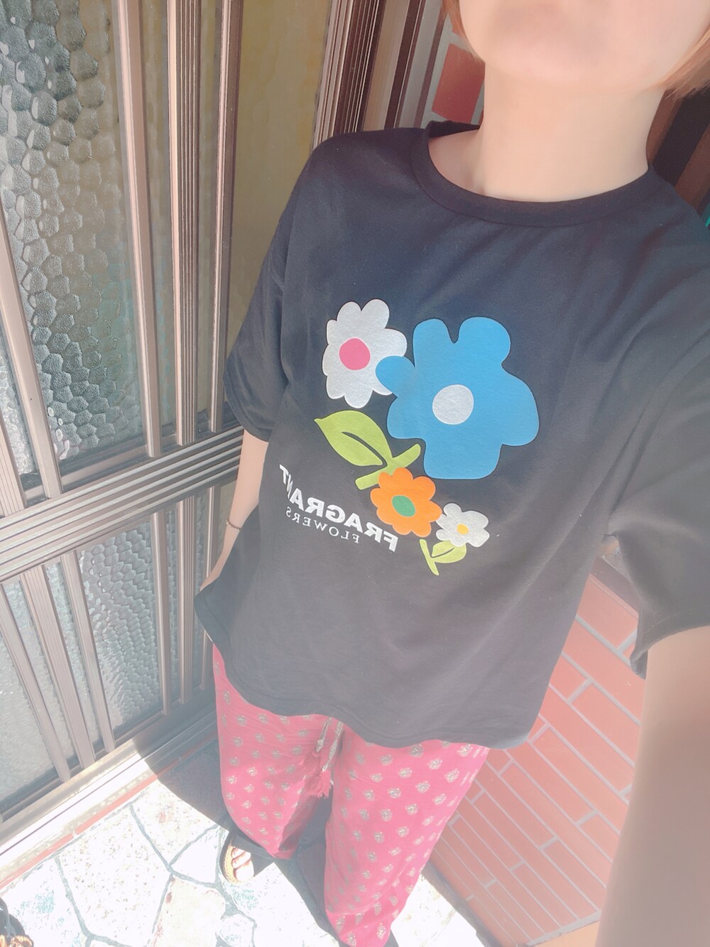 レッド系のその他パンツ、ブラック系のTシャツ/カットソーを着用したレディースの夏コーディネートの2枚目の写真