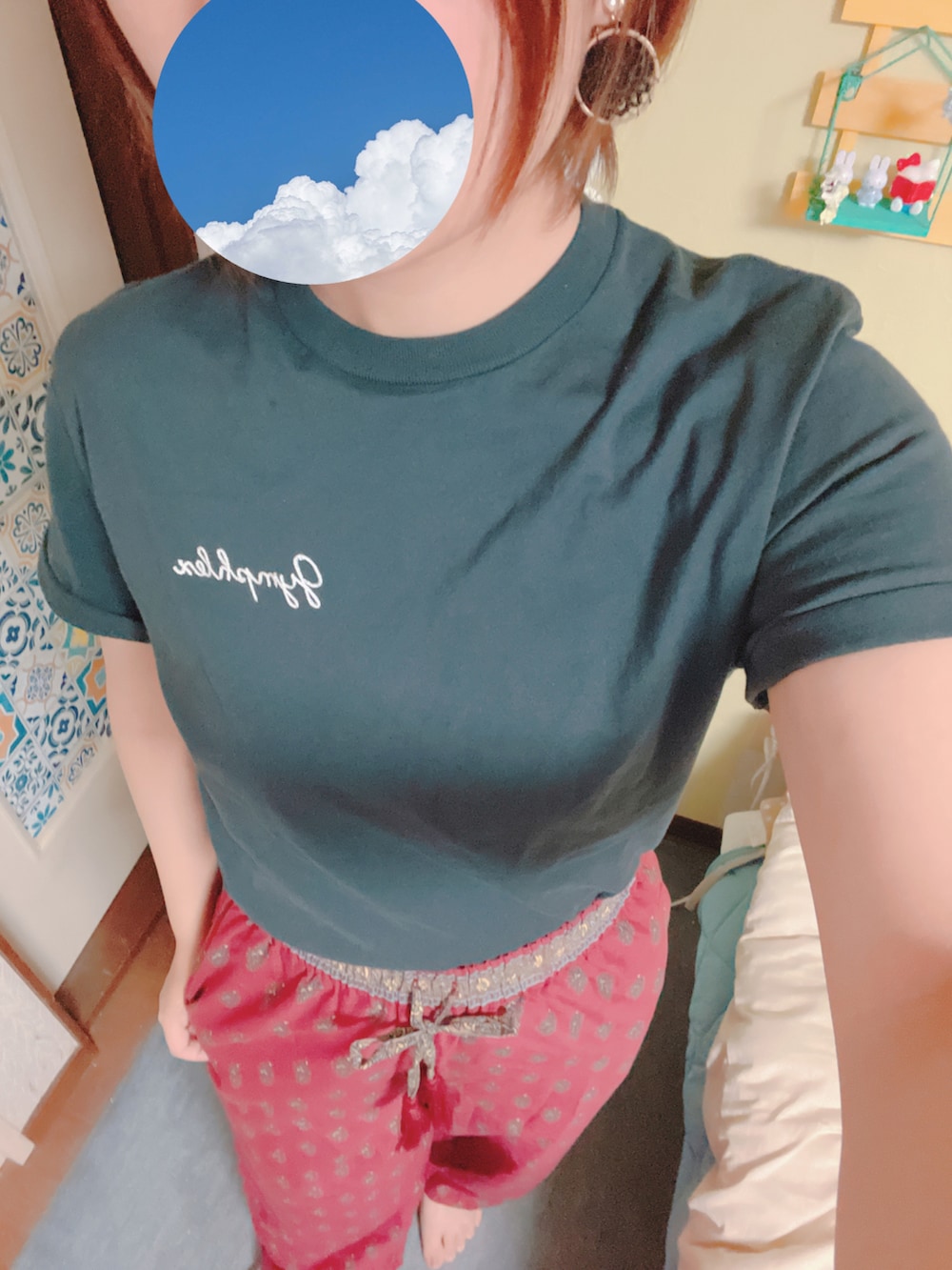 ブラック系のTシャツ/カットソー、レッド系のその他パンツ、ブラック系のイヤリングを着用したレディースの夏コーディネートの2枚目の写真