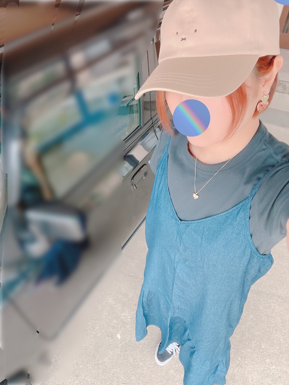 ブルー系のワンピース、ブラック系のスニーカー、その他のイヤリングを着用したレディースの夏コーディネートの2枚目の写真