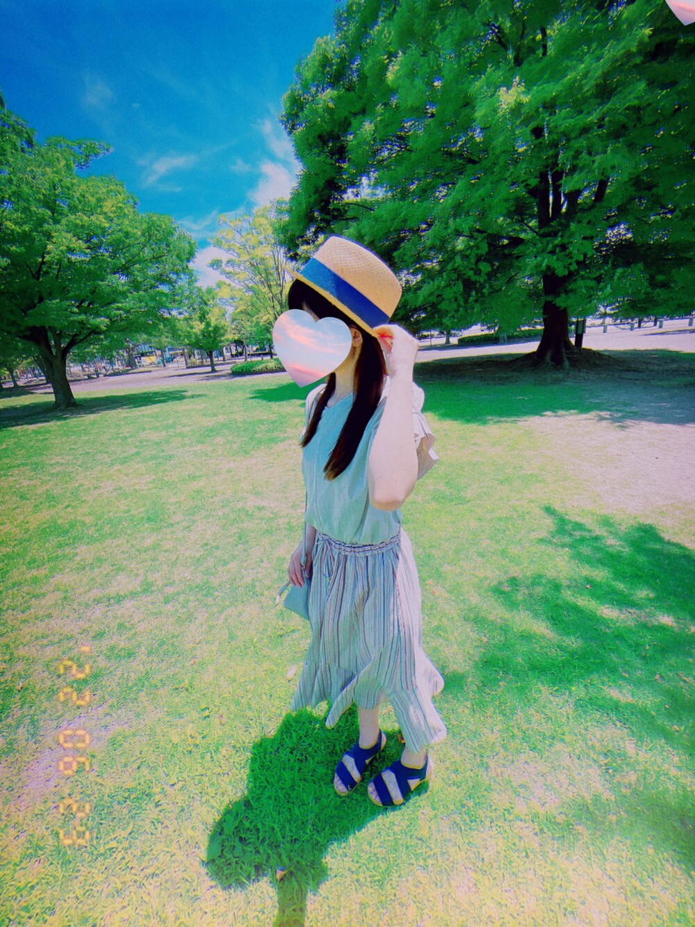 ブルー系のスカート、ブラック系のスニーカー、レッド系のシャツ/ブラウスを着用したレディースの夏コーディネートの4枚目の写真