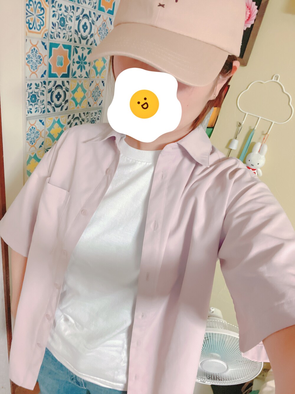 ブルー系のデニムパンツ、ホワイト系のTシャツ/カットソー、ピンク系のシャツ/ブラウスを着用したレディースの夏コーディネートの2枚目の写真