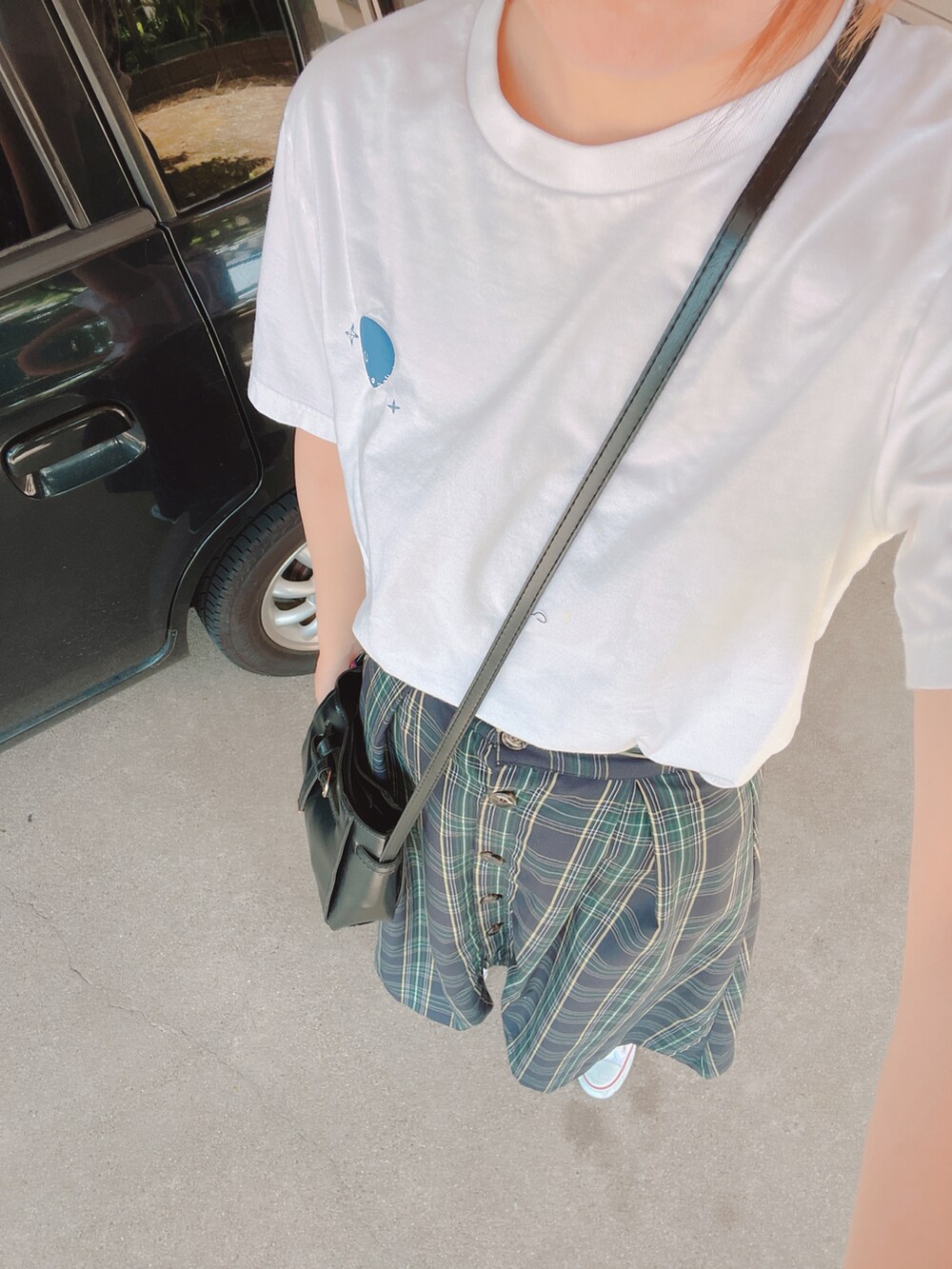 ホワイト系のTシャツ/カットソー、グリーン系のスカート、ホワイト系のスニーカーを着用したレディースの夏コーディネートの2枚目の写真