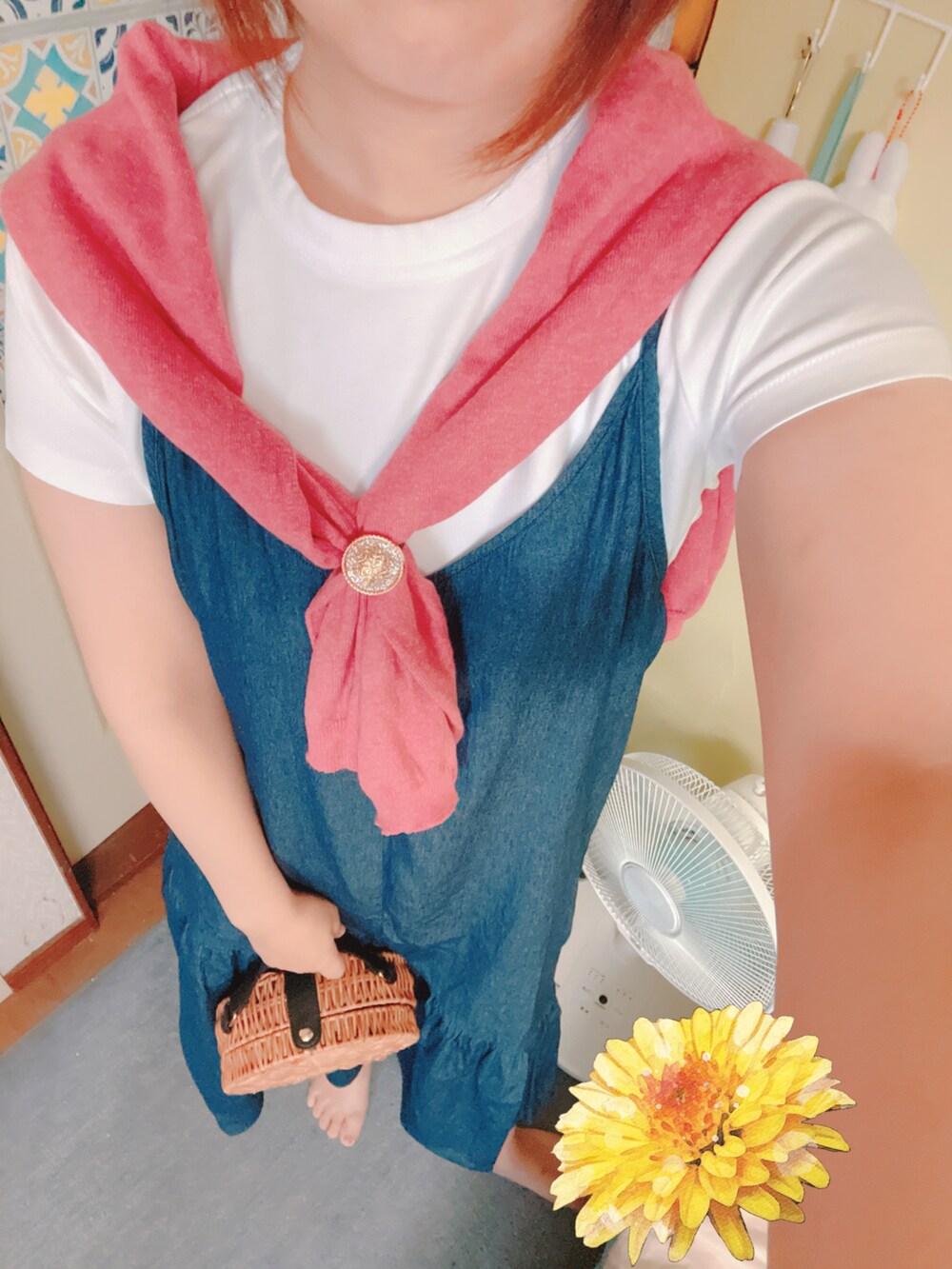 ブラック系のかごバッグ、ブルー系のワンピース、レッド系のカーディガン/ボレロを着用したレディースの夏コーディネートの2枚目の写真