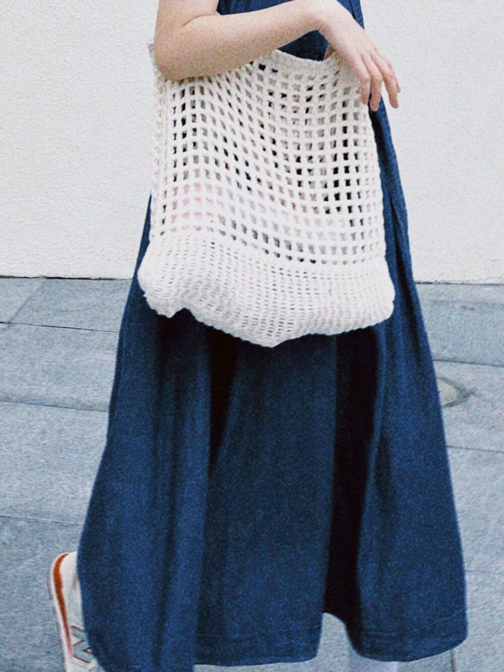 「ootd、夏、球鞋、日系極簡、洋裝、古着MIX、oversize、丹寧、デニムスカート、基礎款、ootdtw、Taiwan」｜「NEW BALANCEのアイテム（スニーカー、ホワイト系）」を使った、ujuynafさん（レディース・169cm）の夏コーディネートの2枚目の写真