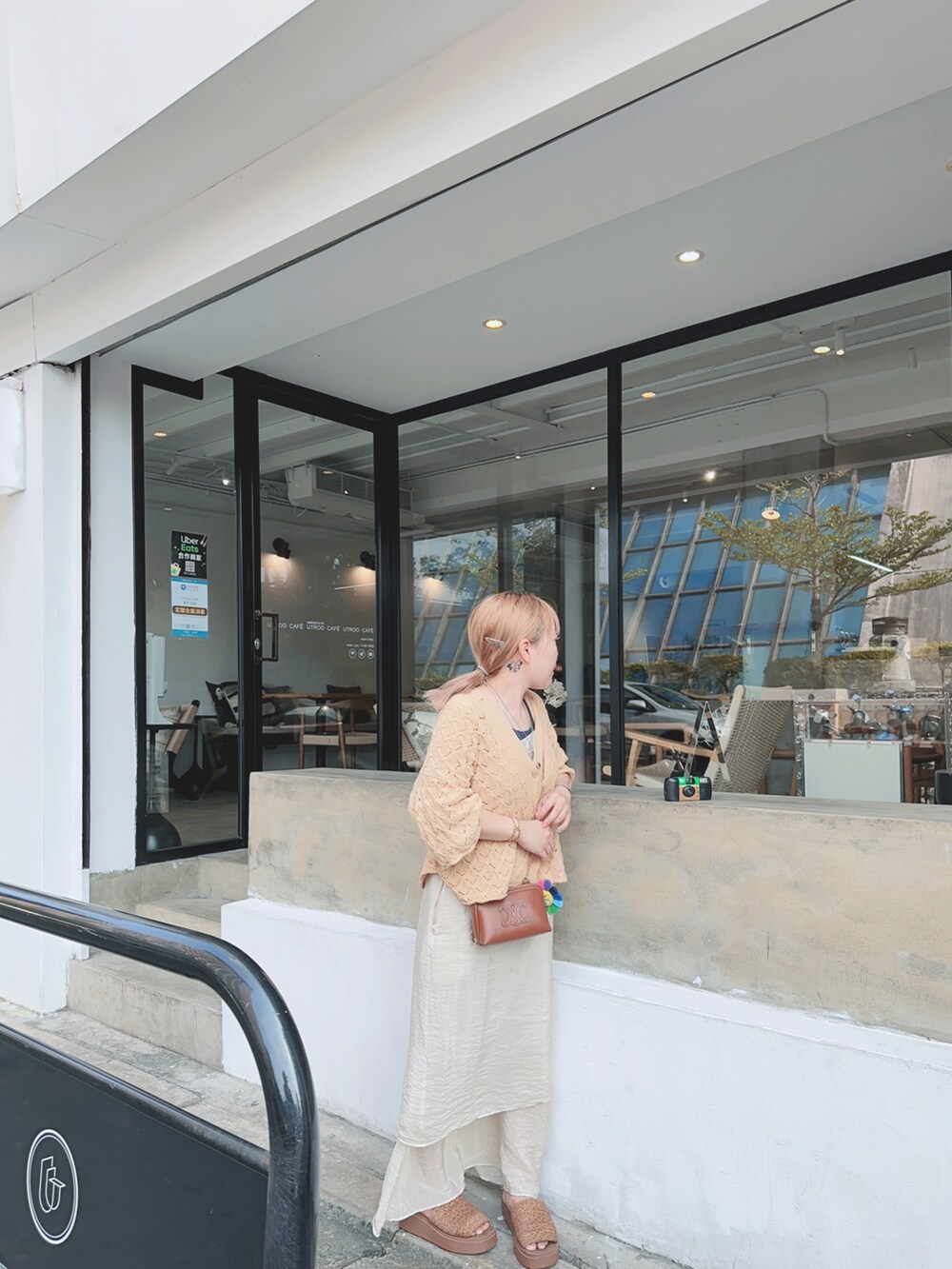 オレンジ系のニット/セーター、その他のチューブトップ、ベージュ系のジャンパースカートを着用したレディースの春コーディネートの2枚目の写真