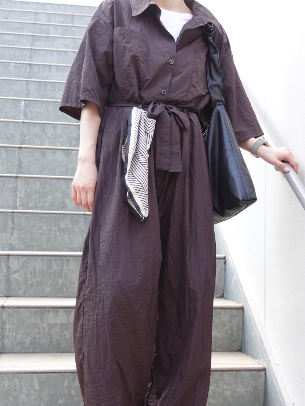 ブラウン系のつなぎ/オールインワン、ホワイト系のTシャツ/カットソー、ブラック系のサンダルを着用したレディースの夏コーディネートの3枚目の写真