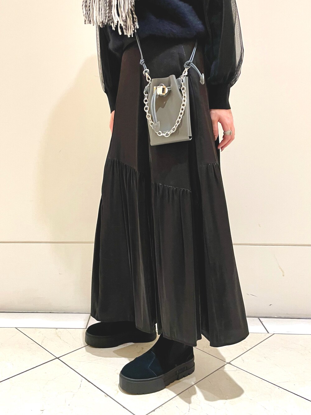 ブラック系のスニーカー、ブラック系のニット/セーター、グレー系のバッグを着用したレディースの冬コーディネートの4枚目の写真