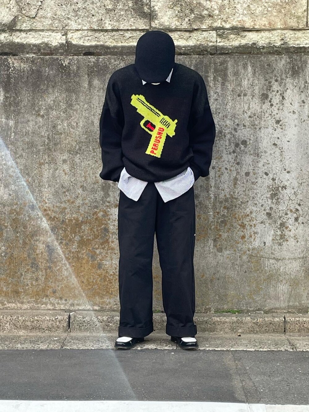「シンプルコーデ、春コーデ、春カラー、menswear、メンズライク、メンズファッション、ニットコーデ、ローファー、おすすめ、ストライプシャツ、黒、カジュアル、カジュアルストリート、シティーボーイ」｜「Perushuのピストルジャガードニット（ニット/セーター、ブラック系）」を使った、Shintaroさん（メンズ・175cm）の春コーディネートの3枚目の写真