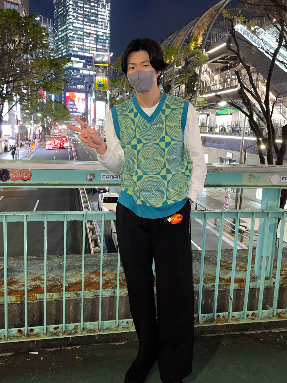 「春服、お洒落さんとつながりたい、ベスト、大学生、今日のコーデ、ロンT、春ニット、ストリート、ファッションの力を信じよう、コーディネート、ニット」｜「OBEYのアイテム（ベスト、ブルー系）」を使った、Shintaroさん（メンズ・175cm）の春コーディネートの3枚目の写真