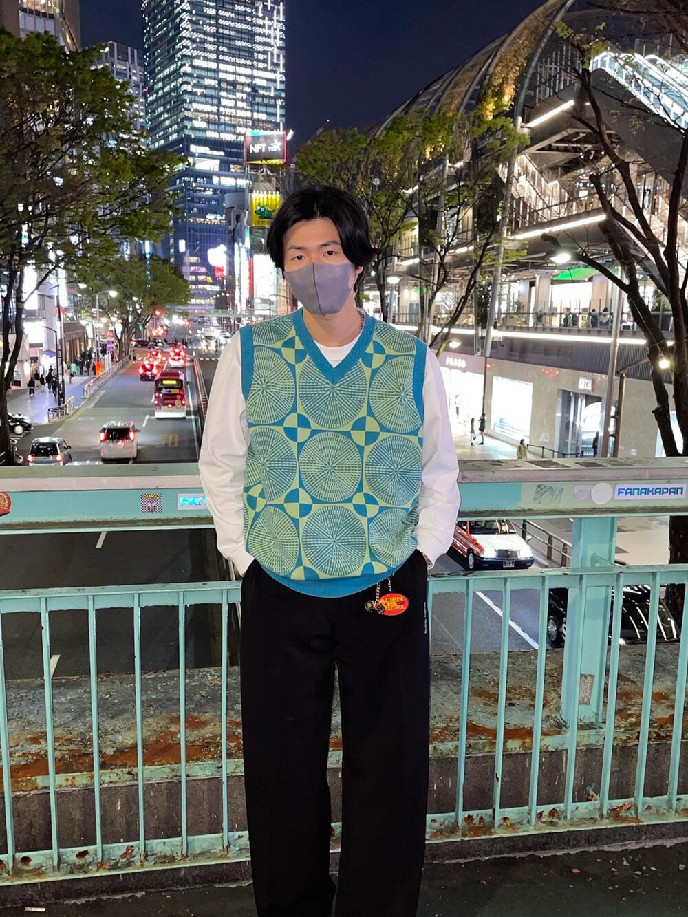 「春服、お洒落さんとつながりたい、ベスト、大学生、今日のコーデ、ロンT、春ニット、ストリート、ファッションの力を信じよう、コーディネート、ニット」｜「OBEYのアイテム（ベスト、ブルー系）」を使った、Shintaroさん（メンズ・175cm）の春コーディネートの2枚目の写真