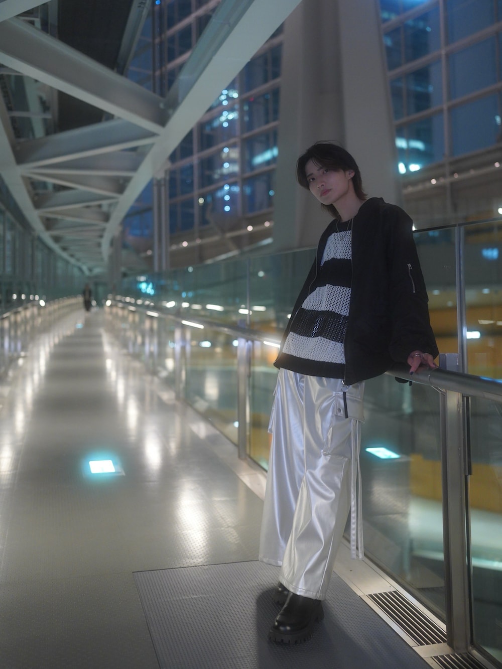 ブラック系のMA-1、ホワイト系のニット/セーター、シルバー系のカーゴパンツを着用したメンズの春コーディネートの2枚目の写真