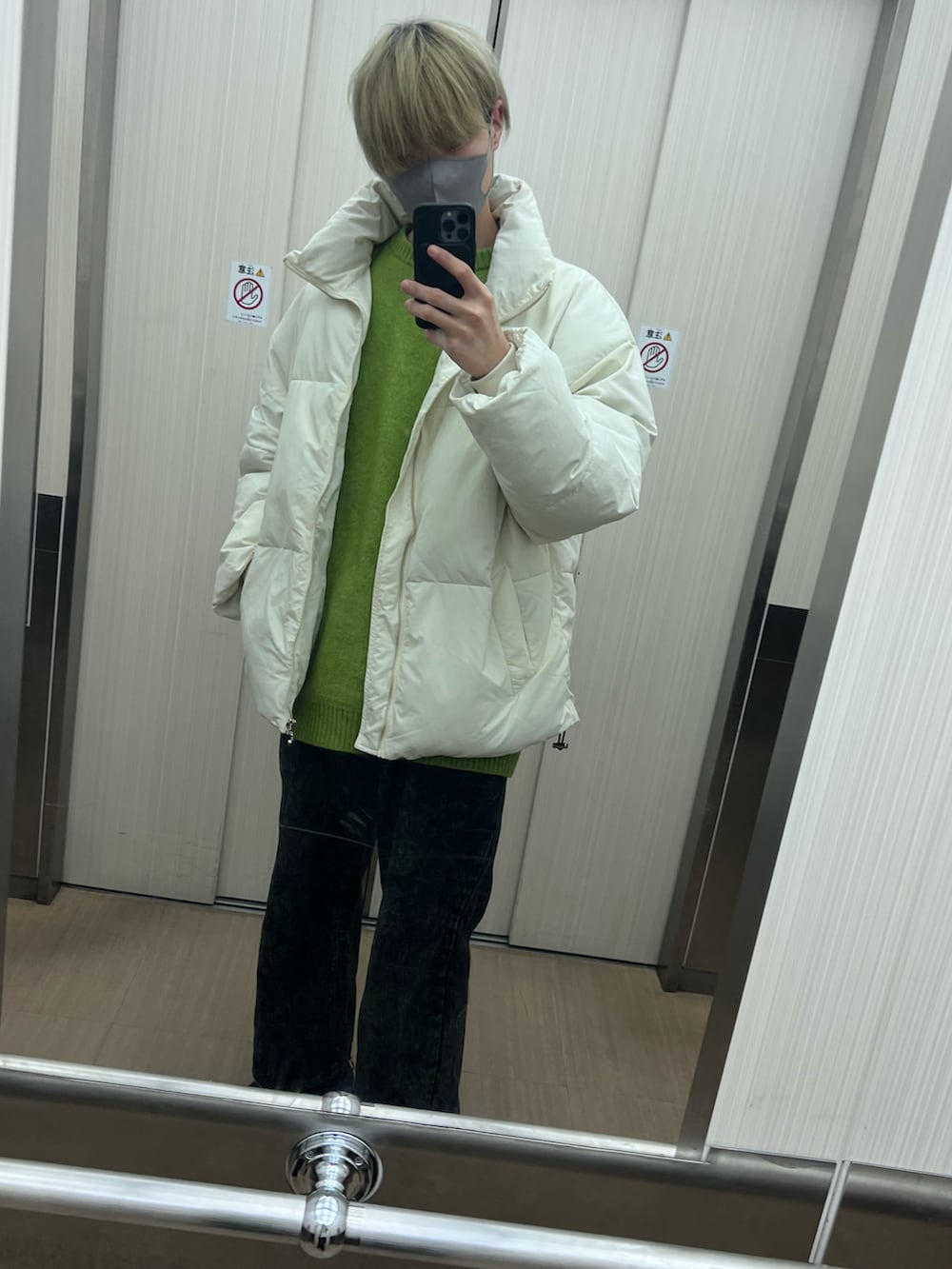 ホワイト系のダウンジャケット/コート、グリーン系のニット/セーター、ブラック系のその他パンツを着用したメンズの冬コーディネートの2枚目の写真