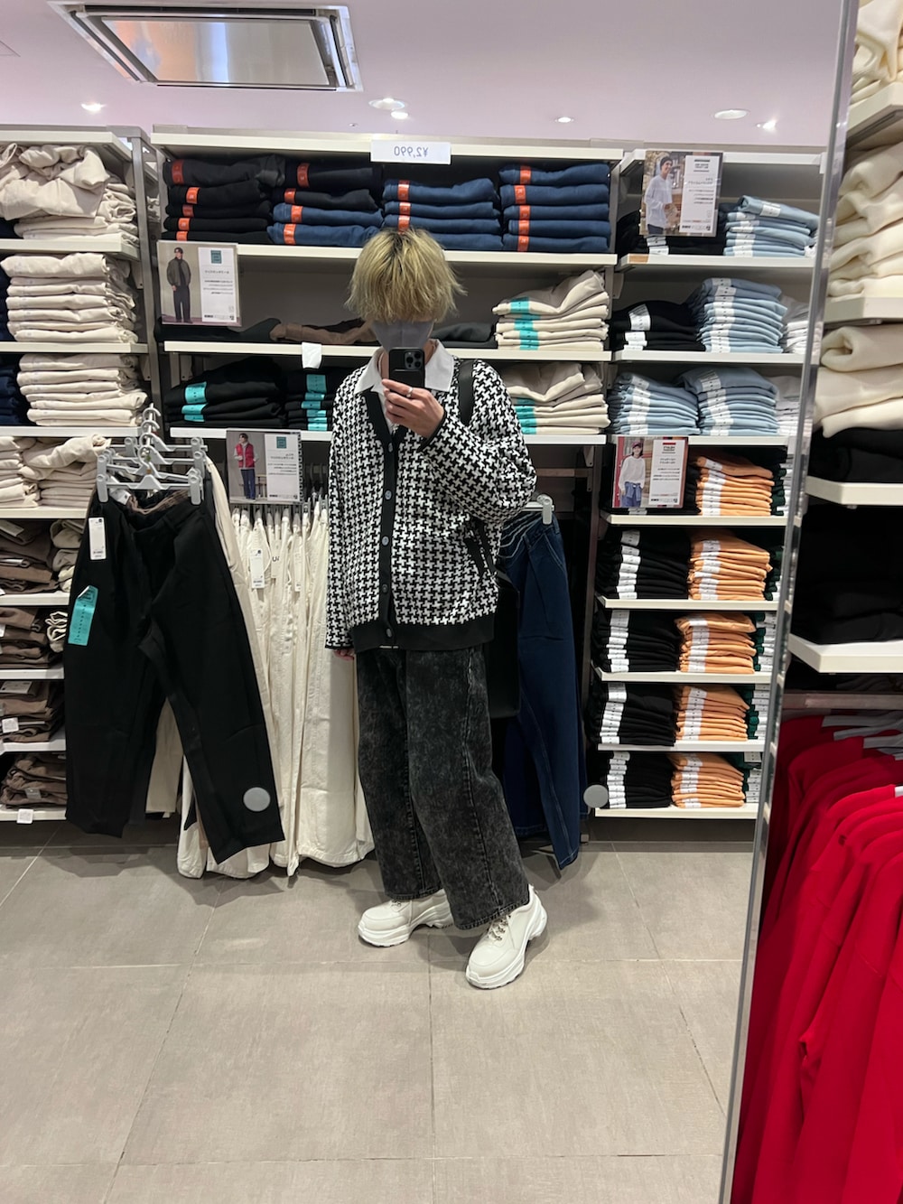 ブラック系のカーディガン/ボレロ、ブラック系のトートバッグ、ブラック系のデニムパンツを着用したメンズの冬コーディネートの2枚目の写真