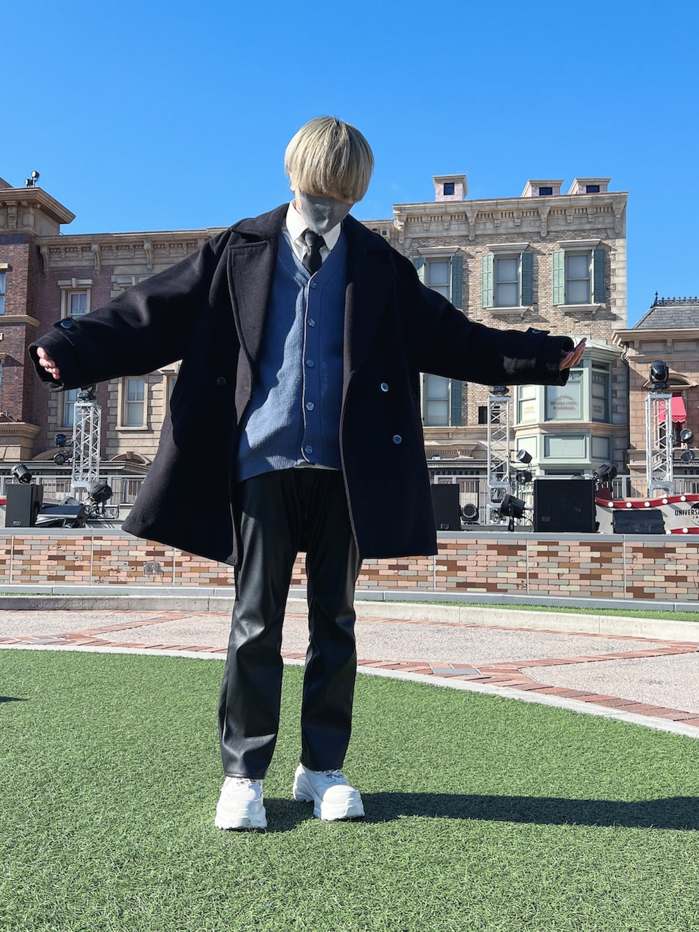 ブラック系のその他アウター、ブルー系のカーディガン/ボレロ、ホワイト系のシャツ/ブラウスを着用したメンズの冬コーディネートの3枚目の写真