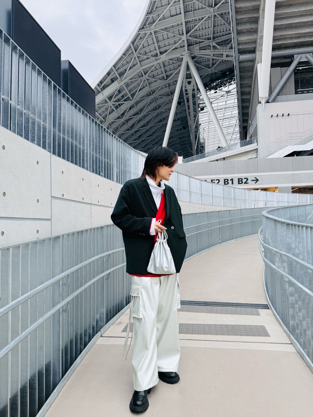 レッド系のテーラードジャケット、グリーン系のテーラードジャケット、ホワイト系のパーカーを着用したメンズの春コーディネートの2枚目の写真