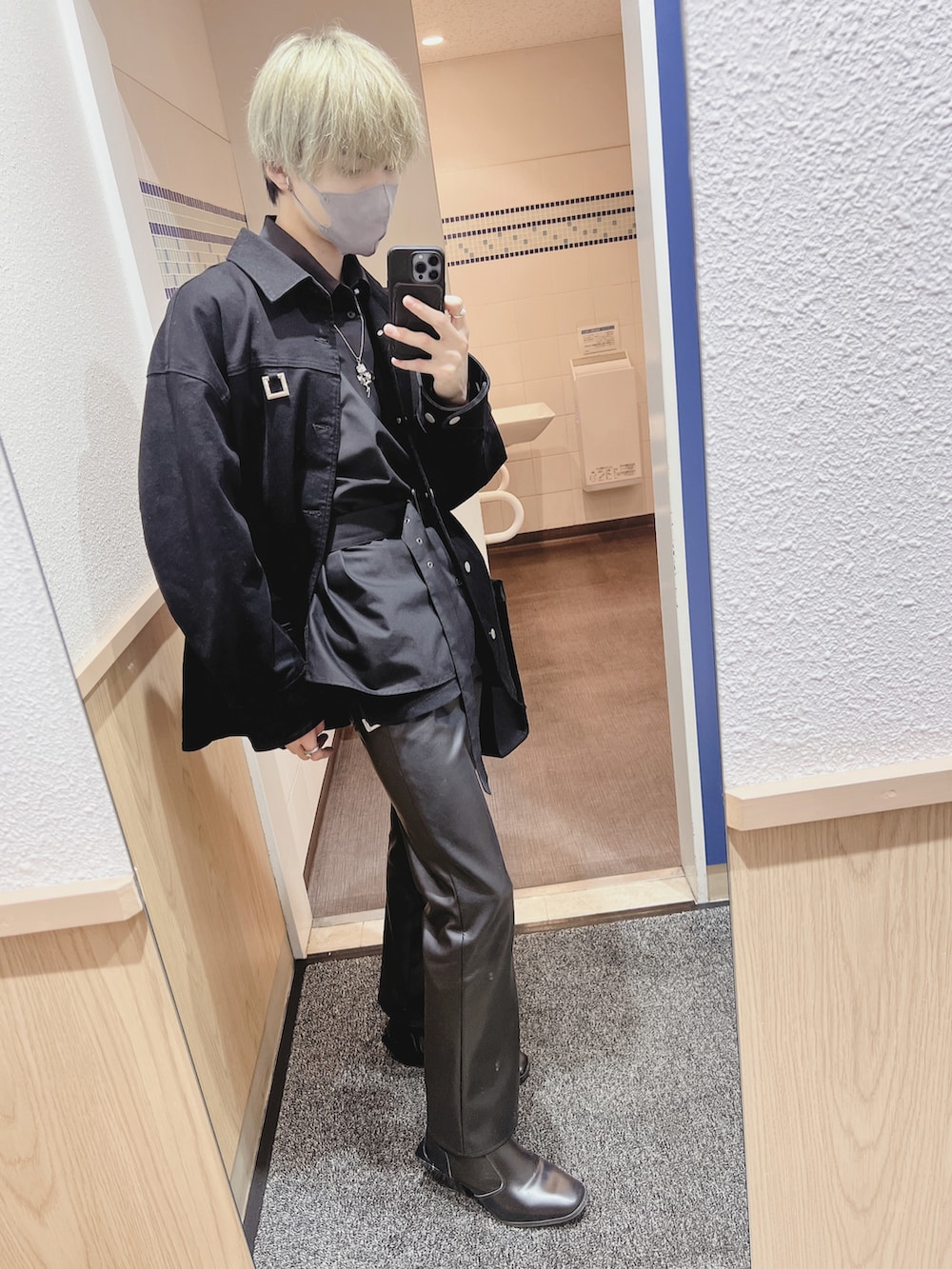 ブラック系のシャツ/ブラウス、ブラック系のブルゾン、ブラック系のタンクトップを着用したメンズの冬コーディネートの2枚目の写真