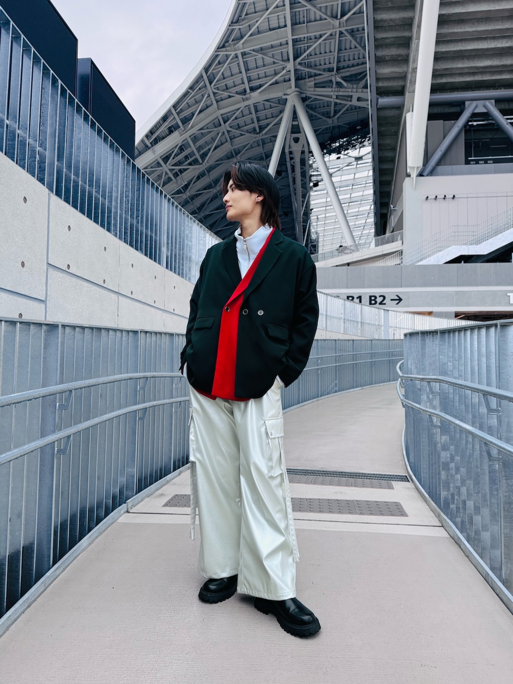 レッド系のテーラードジャケット、グリーン系のテーラードジャケット、ホワイト系のパーカーを着用したメンズの春コーディネートの4枚目の写真