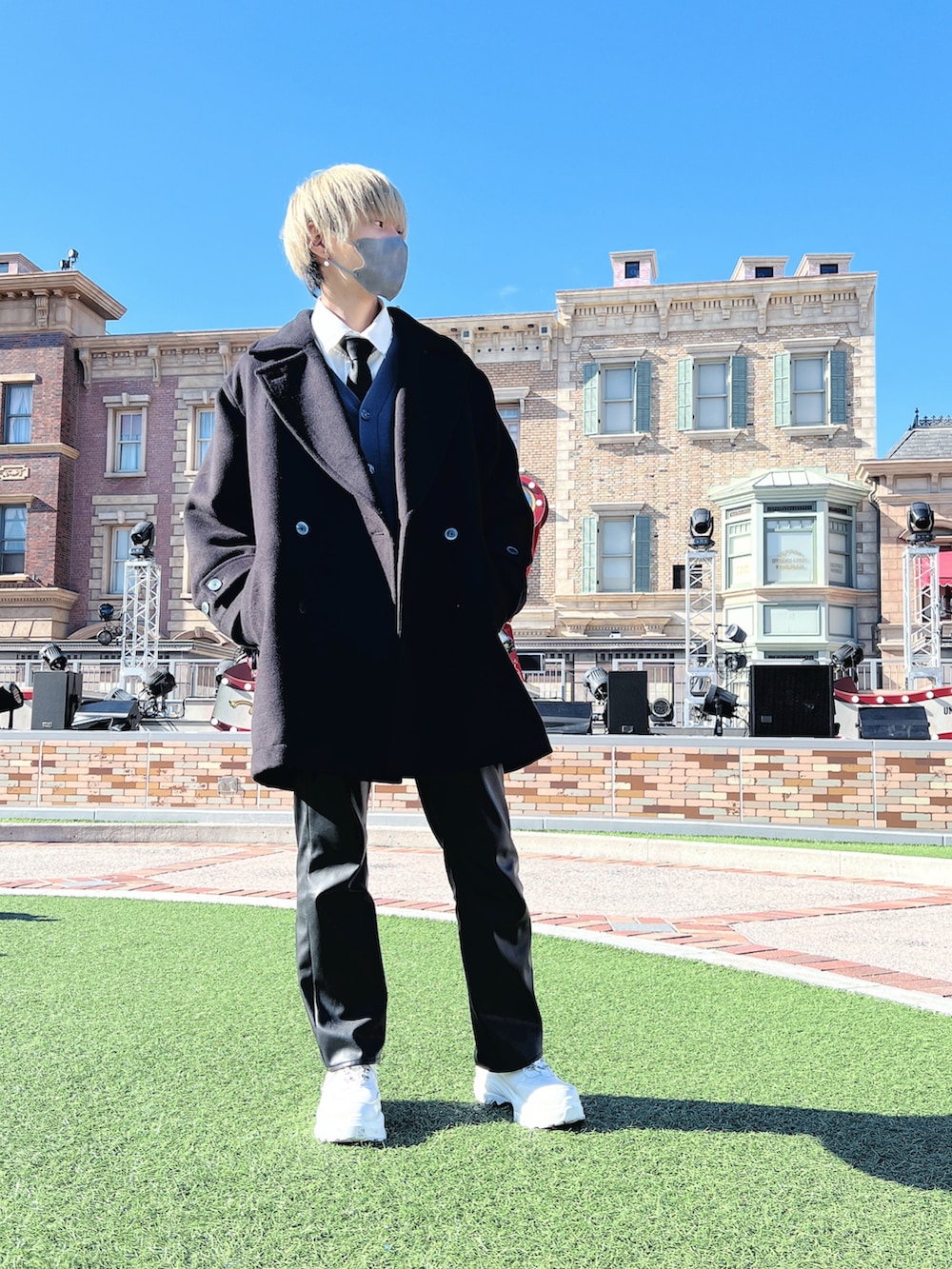 ブラック系のその他アウター、ブルー系のカーディガン/ボレロ、ホワイト系のシャツ/ブラウスを着用したメンズの冬コーディネートの2枚目の写真