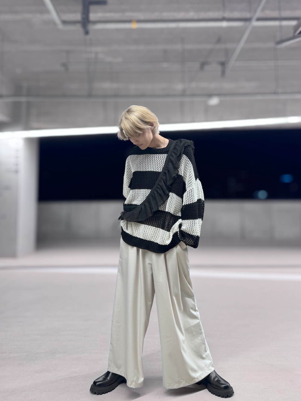 ホワイト系のニット/セーター、ブラック系のテーラードジャケット、ホワイト系のパンツを着用したメンズの春コーディネートの3枚目の写真