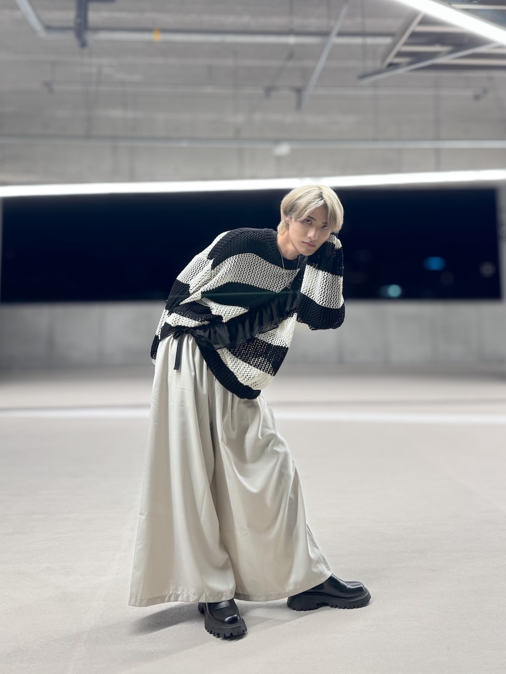 ホワイト系のニット/セーター、ブラック系のテーラードジャケット、ホワイト系のパンツを着用したメンズの春コーディネートの2枚目の写真